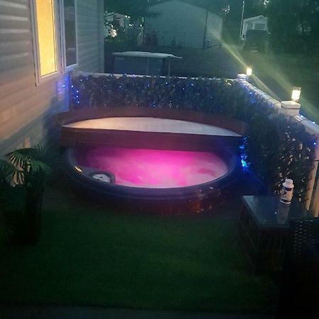 3 Bedroom Caravan With Hot Tub Tattershall Lakes Εξωτερικό φωτογραφία