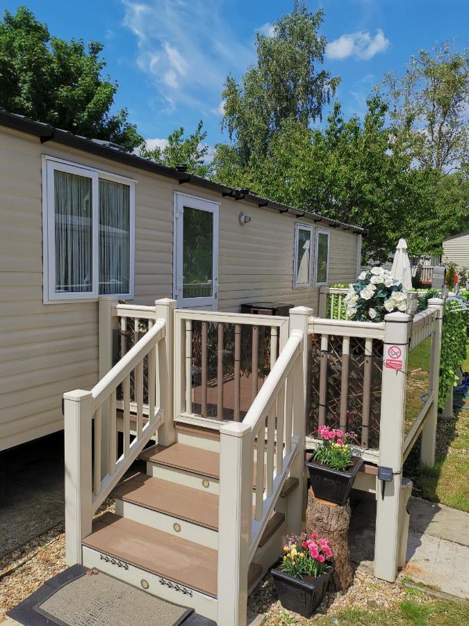 3 Bedroom Caravan With Hot Tub Tattershall Lakes Εξωτερικό φωτογραφία