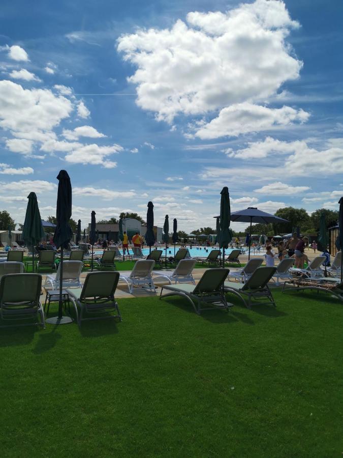 3 Bedroom Caravan With Hot Tub Tattershall Lakes Εξωτερικό φωτογραφία
