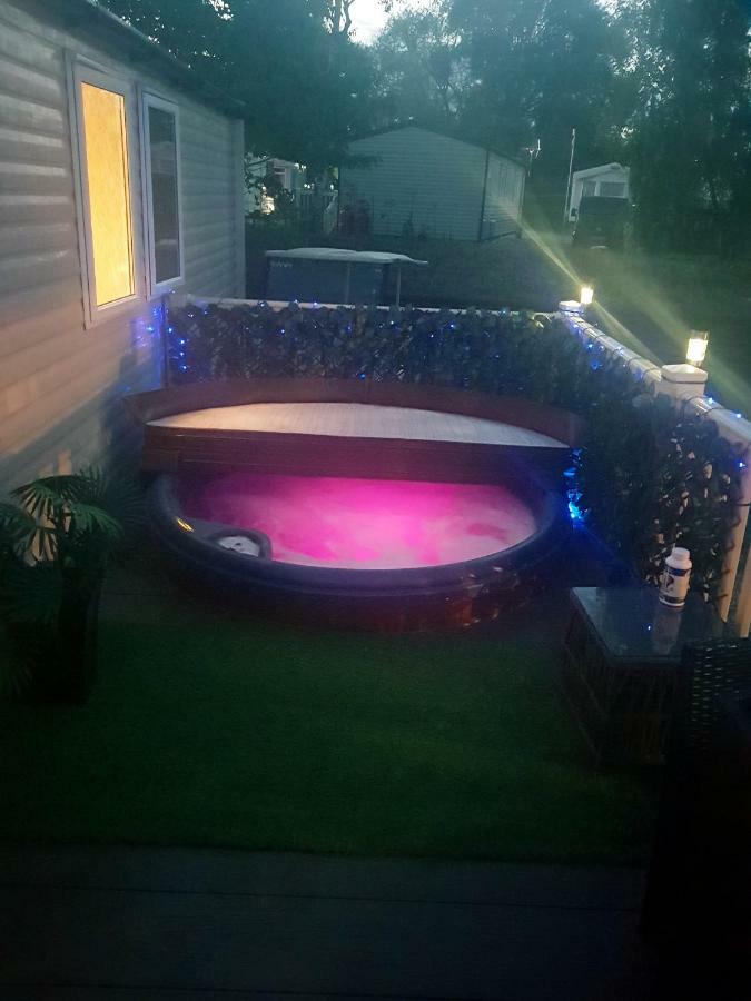 3 Bedroom Caravan With Hot Tub Tattershall Lakes Εξωτερικό φωτογραφία